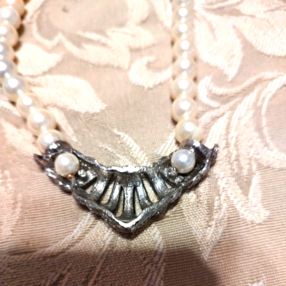 🐦⬛ Exquisite Art Deco Inspired Vivid White Pearl & Silver Statement Necklace - Picture 9 of 13